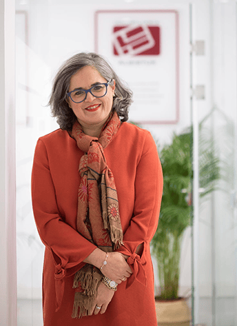 Raquel Albistur, propietaria de Inmobiliaria Albistur de Donostia - San Sebastián en sus instalaciones